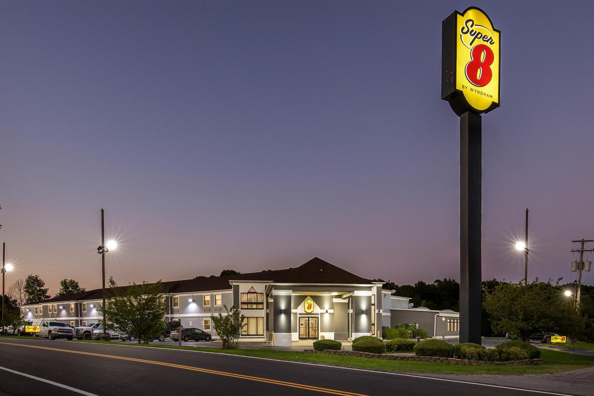 Super 8 By Wyndham Dickson Hotel Exterior photo
